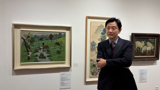 부산미협 최장락 이사장이 양달석 김남배 등 작고 작가 작품을 설명하고 있다. 김은영 기자 key66@