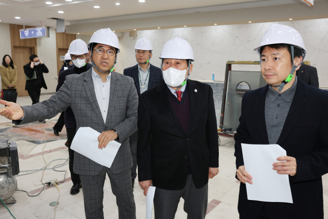 나동연 양산시장 등이 지난달 26일 개원을 준비 중인 성모병원을 찾아 병원 관계자로부터 현황을 보고 받고 있다. 양산시 제공