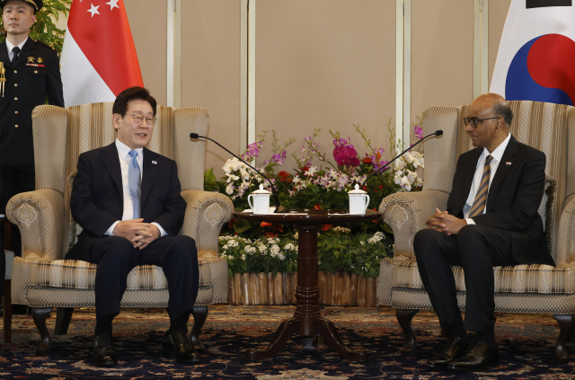 이재명 대통령이 2일 싱가포르 외교부 청사에서 국빈방문 공식 환영식 후 타르만 샨무가라트남 대통령과 면담하고 있다. 연합뉴스