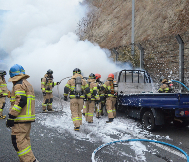 1일 오전 10시 30분께 경남 진주시 진성면 상촌리 남해고속도로에서 순천 방향으로 가던 1t 화물차에 불이 나 진화 작업이 펼쳐졌다. 경남소방본부 제공