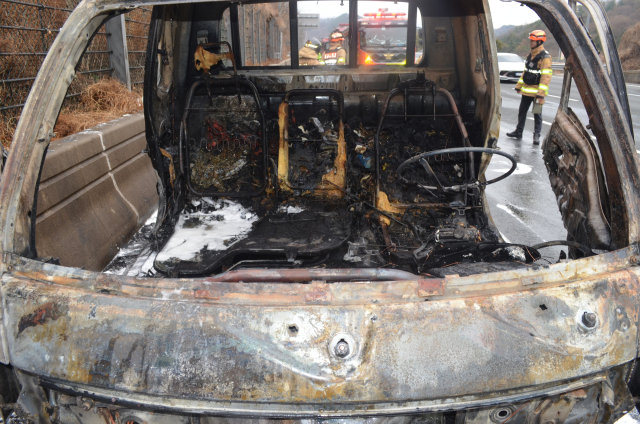 1일 오전 10시 30분께 경남 진주시 진성면 상촌리 남해고속도로에서 순천 방향으로 가던 1t 화물차에 불이 나 진화 작업이 펼쳐졌다. 경남소방본부 제공