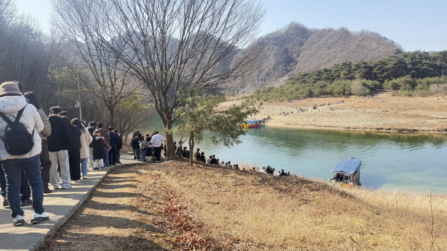 800만 관객을 돌파한 영화 '왕과 사는 남자'의 흥행에 힘입어 조선 제6대 임금 단종의 유배지인 영월 청령포를 찾는 방문객도 크게 늘고 있다. 연합뉴스