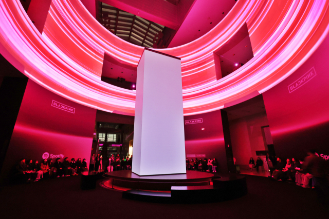 지난달 26일 오후 서울 용산구 국립중앙박물관에서 열린 블랙핑크 새 미니앨범 '데드라인'(DEADLINE) 사전 청음 행사에서 팬들이 신곡을 들어보고 있다. 블랙핑크는 새 미니앨범 발매를 기념해 국립중앙박물관과 손잡고 대규모 협업 프로젝트를 선보인다. 연합뉴스