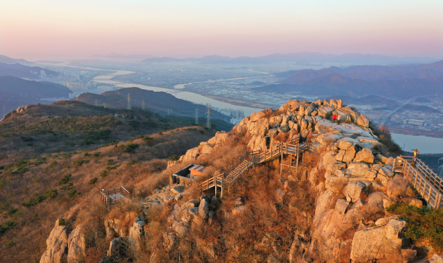 부산의 상징 금정산이 우리나라 24번째이자 최초의 도심형 국립공원으로 지정돼 3일부터 본격적인 국립공원 시대를 연다. 금정산 최고봉인 고당봉(801.5m)이 아침 햇빛에 붉게 물들어 장관을 연출하고 있다. 정종회 기자 jjh@