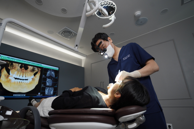 바이오클리어 시스템은 매트릭스 틀에다 레진을 채워넣는 방식으로 충치와 보철치료를 진행하기 때문에 자연치아를 최대한 보존할 수 있는 혁신적인 치료법이다. 레진치과 조영지 원장이 환자의 치아 상태를 체크하고 있다. 레진치과 제공