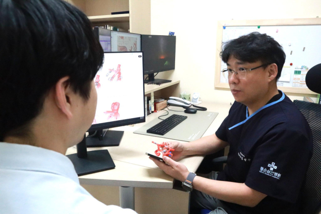 ‘비파열성 뇌동맥류’ 진단을 받았다고 무조건 걱정만 할 것이 아니라 적극적 관리와 체계적인 치료법을 찾으면 된다고 전문가들은 말한다. 사진은 좋은삼선병원 신경외과 김영하 과장이 비파열성 뇌동맥류 환자와 상담하는 모습. 좋은삼선병원 제공