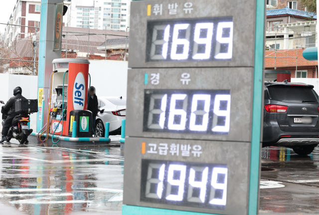 지난 주말 시작된 미국과 이스라엘의 이란 공격 여파로 글로벌 자산 시장이 출렁거리는 분위기다. 이란의 보복 공격에 따른 호르무즈 해협 혼돈으로 국제유가도 급등세를 보이고 있다. 장외시장에서 브렌트유 가격은 지난주 금요일 종가보다 8∼10% 급등한 배럴당 80달러 안팎에 거래되고 있다. 2일 거래소가 문을 열면 급등세가 예상된다. 이날 서울 시내 한 주유소에 휘발유, 경유 등의 가격이 표시돼있다. 연합뉴스