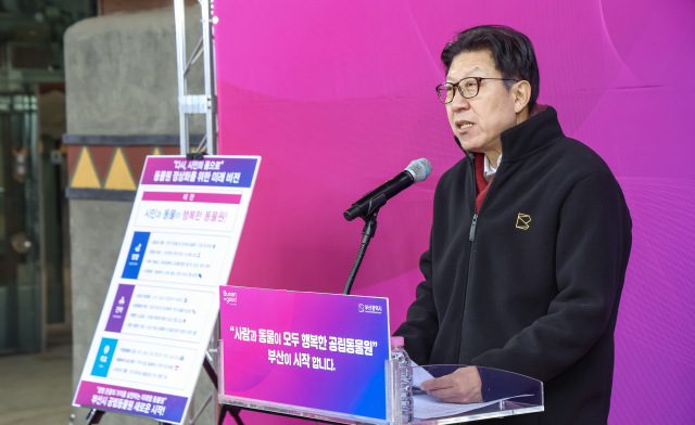 6.3 지방선거의 최대 격전지로 떠오른 부산시장 선거전이 뜨겁게 달아오르고 있다. 2일 부산 동구 부산항 전시컨벤션센터에서 출판기념회를 열고 있는 더불어민주당 전재수(위) 의원과 지난달 25일 부산진구 초읍 부산어린이대공원 동물원에서 동물원 운영계획을 발표하는 박형준 부산시장. 정종회·김종진 기자 jjh@