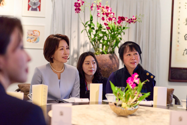 이재명 대통령과 함께 싱가포르를 국빈방문한 김혜경 여사가 2일 싱가포르의 비영리 예술 자선단체이자 예술가 주거지인 테멩공 아티스트 인 레지던스에서 싱가포르 대통령 부인 제인 이토기 샨무가라트남 여사와 차담하고 있다. 연합뉴스