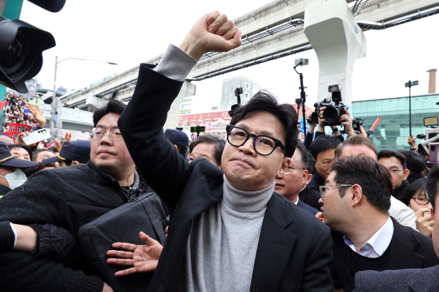 한동훈 국민의힘 전 대표가 27일 오후 대구 서문시장을 찾은 자리에서 지지자들에게 인사하고 있다. 연합뉴스