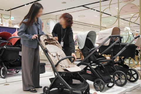 백화점 직원이 유아차에 대해 설명하고 있다. 신세계백화점 제공