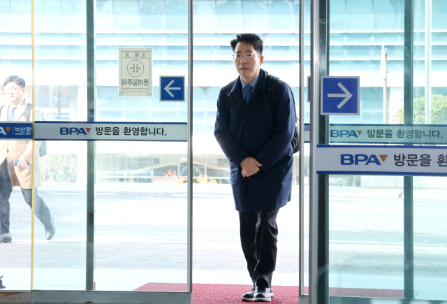 황종우 해양수산부 장관 후보자가 지난 3일 오전 부산 중구 부산항만공사에 마련된 인사청문회 준비 사무실에 첫 출근을 하고 있다. 정종회 기자 jjh@