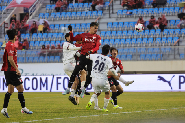 부산아이파크의 ‘브라질 특급’ 크리스찬(가운데)이 지난 2일 부산구덕운동장에서 열린 성남FC와의 개막전에서 데뷔골을 넣고 있다. 부산아아파크 제공