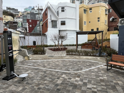 장기 방치 빈집 4개동을 매입·철거 후 조성한 부산 동구 수정동 소규모 체육공원 전경.