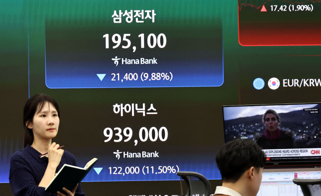 미국과 이란의 전쟁으로 지정학적 불안감이 지속되고 있는 3일 서울 중구 하나은행 딜링룸 현황판에 삼성전자와 하이닉스의 주가가 표시되고 있다. 연합뉴스