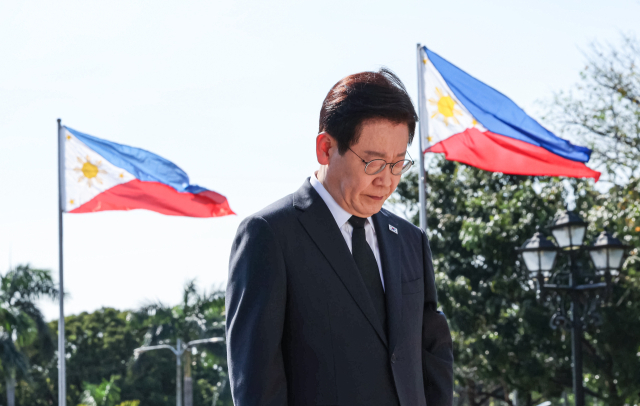 필리핀을 국빈방문한 이재명 대통령이 3일 마닐라 리잘 기념비에 헌화 후 묵념하고 있다. 호세 리잘은 필리핀의 국부로 추앙받는 독립운동가이다. 연합뉴스