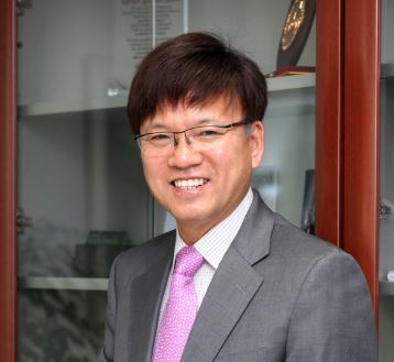 대통령 직속 규제합리화위원회 부위원장으로 위촉된 이병태 카이스트 명예교수. 청와대 제공