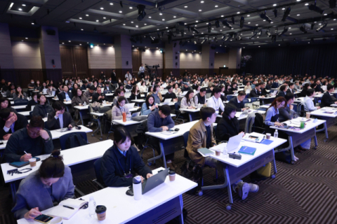 ‘2026 개발협력 참여전략 설명회’ 현장에서 기업 관계자들이 발표 내용을 경청하며 자료를 살펴보고 있다.