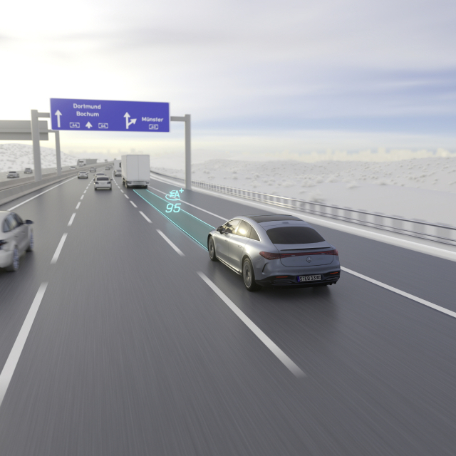 고도화된 ‘레벨3’ 자율주행차 도입을 놓고 업체들이 엇갈린 전략을 펴고 있다. 구글의 자율주행 자회사 웨이모에 공급하게 될 현대차 ‘아이오닉 5’ 자율주행 로보택시(위쪽)와 레벨3로 자율주행 중인 메르세데스-벤츠 차량. 현대차·벤츠코리아 제공