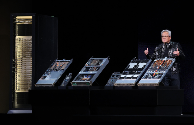 젠슨 황 엔비디아 CEO가 5일(현지시간) 미국 네바다주 라스베이거스 퐁텐블로 호텔에서 열린 ‘엔비디아 CES 2026 라이브’에서 차세대 그래픽처리장치(GPU)루빈 GPU를 선보이고 있다. 연합뉴스