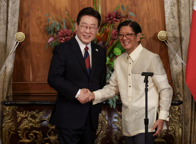 이재명 대통령과 페르디난드 마르코스 필리핀 대통령이 3일 마닐라 말라카냥궁에서 공동언론발표를 마친 뒤 악수하고 있다. 연합뉴스