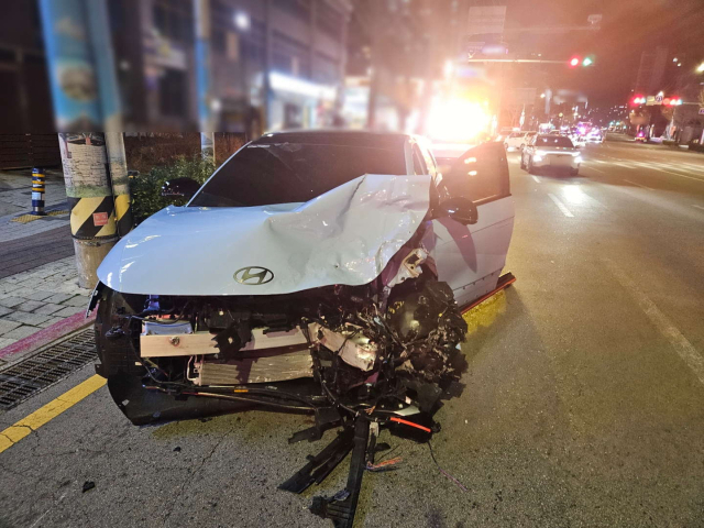 3일 오후 9시 30분께 부산 금정구 남산동의 한 도로에서 중앙선을 침범한 차량이 마주 오던 차량과 충돌해 4명이 다쳤다. 부산 금정경찰서 제공