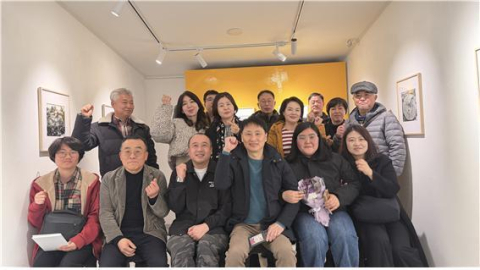 부산갤러리에서 사진영상학과 학생들이 관람 후 단체 기념촬영하고 있다.