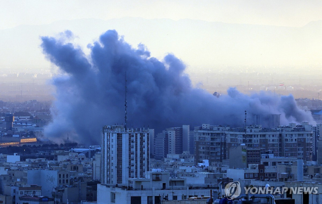 연기 피어오르는 이란 테헤란. EPA연합뉴스.