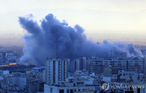 이란 대통령 “주변국 공격 중단한다”