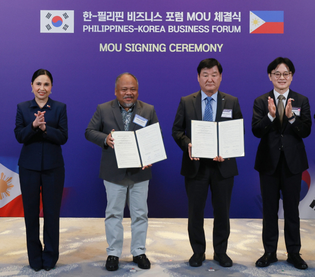 4일 필리핀 마닐라에서 열린 한-필리핀 비즈니스포럼에서 한국광해광업공단이 필리핀 광산지구과학청과 ‘핵심광물 및 광업전주기 협력 업무협약’을 체결했다. (왼쪽부터) 크리스티나 로케 필리핀 통상산업부 장관, 마르시알 마테오 광산지구과학청 부청장 대행, 황영식 광해광업공단 사장, 김정관 산업통상부 장관. 광해광업공단 제공