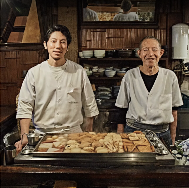 1932년 시작한 교토 ‘아카가기야’는 현재 2대 히로토 씨(오른쪽)와 3대 고키씨가 함께 운영하고 있다. 안목출판사 제공