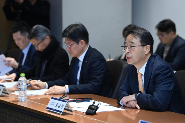 강감찬(오른쪽) 산업통상부 무역투자실장은 5일 오전 서울 강남구 삼성동 한국무역협회 회의실에서 관련 유관기관 및 협·단체 등 관계자가 참석한 가운데 열린 ‘중동 수출기업 협단체·관계기관 간담회’에서 기업 애로사항을 공유하고 지원방안을 논의했다. 산업부 제공