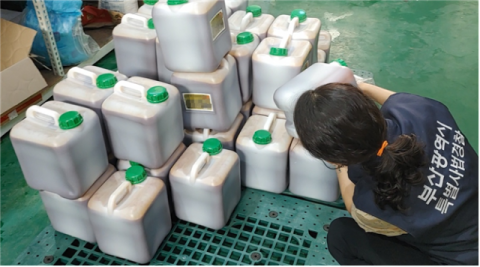 소스류 등 식자재 창고 점검 현장 사진.