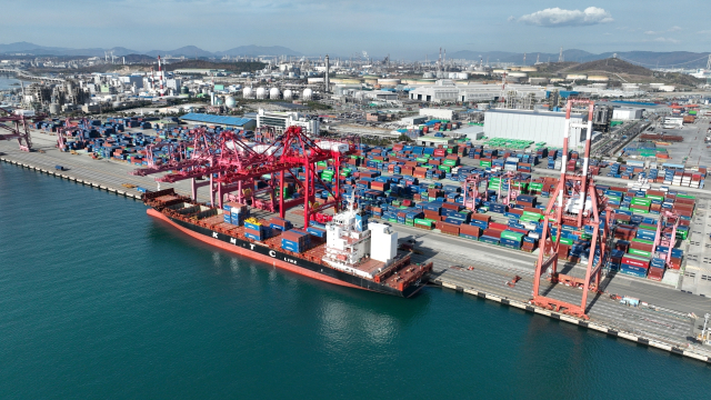 울산 중소기업의 수출 비율이 전체 수출의 5.9% 수준에 불과해 전국에서 가장 낮은 것으로 나타났다. 사진은 울산신항 컨테이너 터미널. UPA 제공