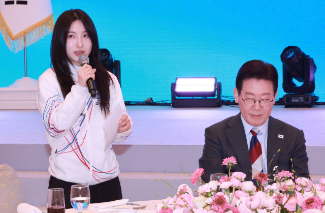 쇼트트랙 국가대표 김길리 선수가 5일 청와대 영빈관에서 열린 이재명 대통령 주최 밀라노-코르티나 동계올림픽 선수단 격려 오찬에서 건배사를 하고 있다. 연합뉴스