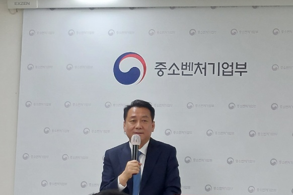 ‘중소·벤처·소상공인 민관 정책협의회’의 이광재 공동위원장이 5일 중소기업중앙회 기자실에서 브리핑을 하고 있다. 김종우 기자.
