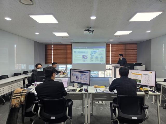 국립부경대, 국립한국해양대, 동의대, 부산대, 부산외대 등 부산 소재 5개 대학이 AI 분야 운영 대학으로 선정됐다. 비스텝에서 담당자들이 발표를 준비하는 모습. 비스텝 제공