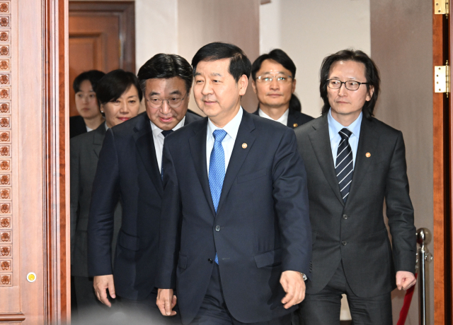 구윤철 부총리 겸 재정경제부 장관(가운데)이 3월 5일 서울 종로구 정부서울청사에서 열린 '민생물가 특별관리 관계장관TF'를 주재하기 위해 입장하고 있다. 재정경제부 제공