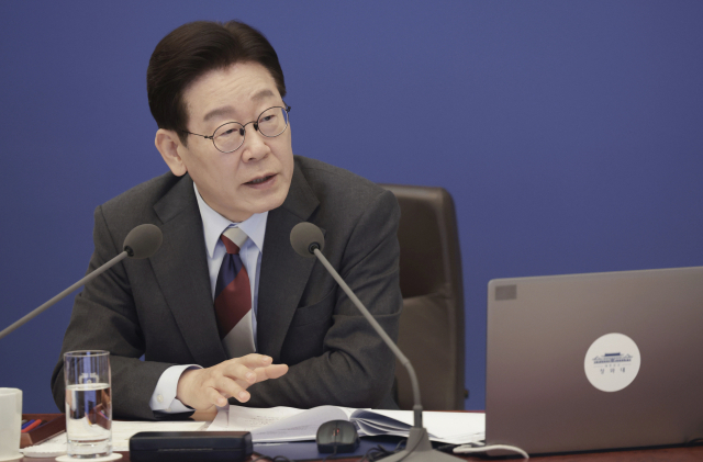 이재명 대통령이 5일 청와대에서 열린 중동 상황 대응책 논의를 위한 국무회의에서 발언하고 있다. 연합뉴스