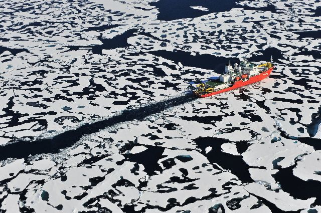 북극해를 항해 중인 한국 최초의 쇄빙연구선 아라온호 모습. 부산일보DB