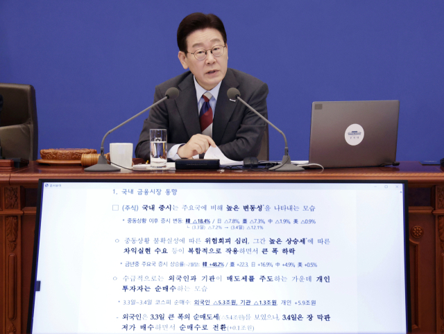 이재명 대통령이 5일 청와대에서 열린 중동 상황 대응책 논의를 위한 국무회의에서 발언하고 있다. 연합뉴스