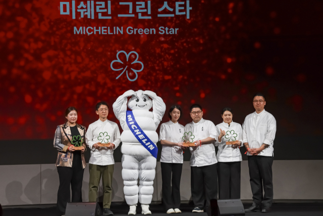 ‘미쉐린 가이드 서울&부산 2026’이 열린 5일 부산 해운대구 시그니엘 호텔에서 그린스타 레스토랑으로 선정된 쉐프들이 기념촬영을 하고 있다. 김종진 기자 kjj1761@