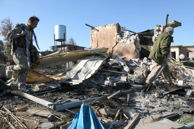 3일 이라크 북부 쿠르드 자치지역 에르빌 지구에 위치한 이란 민주당(KDPI) 아자디 캠프에서 이란의 국경 공격으로 피해를 입은 쿠르드족 대원이 피해 상황을 살펴보고 있다. AFP연합뉴스