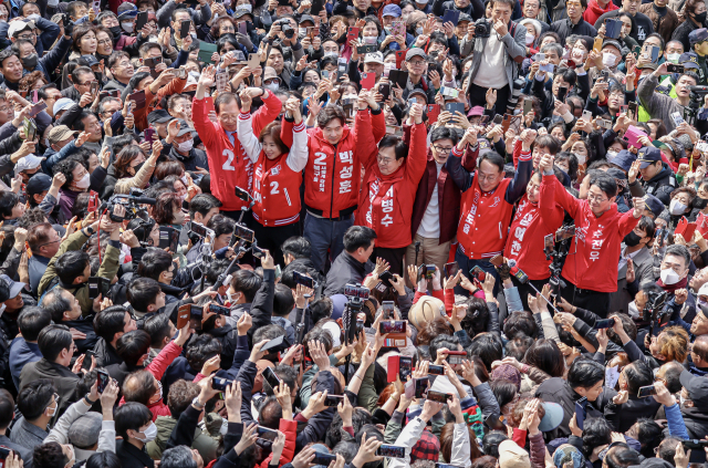 전재수 의원이 부산시장 선거에 출마하면 치러지게 될 부산 북갑 국회의원 보선이 전국적인 관심사로 떠올랐다. 2024년 총선 당시 국민의힘 한동훈 비상대책위원장이 부산 구포시장을 찾아 지지를 호소하고 있는 모습. 김종진 기자 kjj1761@