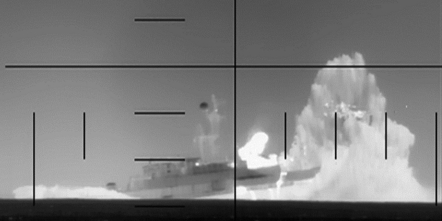 4일(현지 시간) 미 국방부(전쟁부)가 스리랑카 인근 인도양에서 이란 해군 호위함 ‘아이리스 데나’호를 미군 잠수함의 어뢰 공격으로 침몰시키는 모습을 공개했다. 미국은 어뢰로 적군 함정을 격침시킨 사례는 제2차 세계대전 이후 처음이라고 밝혔다. AFP연합뉴스