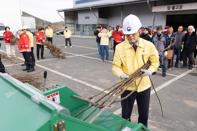5일 김상경 농촌진흥청 차장이 경남 진주시농업기술센터에서 '영농부산물 파쇄지원단 현장 실천 결의 및 안전 처리 캠페인'에 참석해 관계자들과 함께 영농부산물 안전 처리 실천을 다짐하고 있다. 농촌진흥청 제공