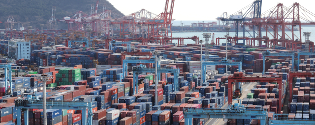 부산항 신감만부두, 감만부두에 컨테이너가 쌓여 있는 모습. 연합뉴스