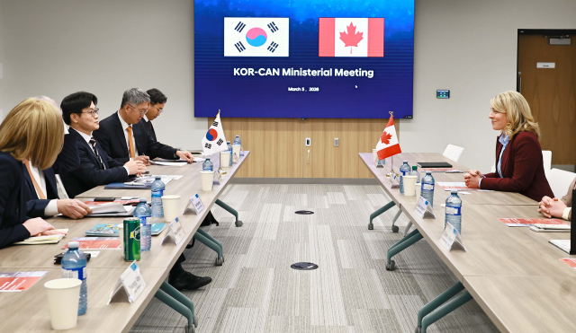 김정관 산업통상부 장관(왼쪽 테이블 왼쪽 두 번째)이 5일(현지시간) 캐나다 온타리오주 윈저에서 열린 LG에너지솔루션의 넥스트스타 에너지 배터리 공장 준공식 참석 계기에 멜라니 졸리 캐나다 연방 산업부 장관(오른쪽 테이블)과 면담하고 있다. 산업부 제공