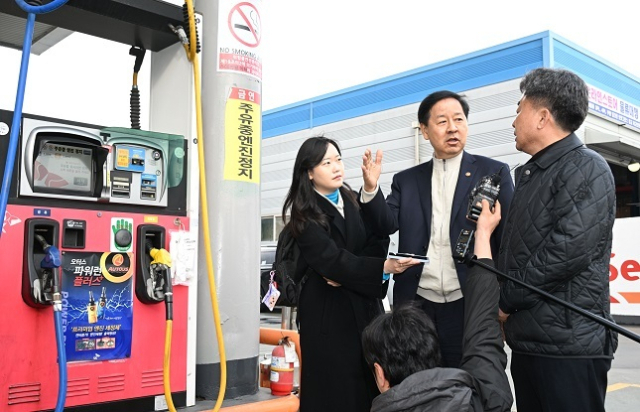 구윤철 부총리 겸 재정경제부 장관이 3월 6일 오후 대전의 SK KH에너지 하이웨이 주유소를 찾아 주유소 관계자와 얘기를 나누고 있다. 재경부 제공