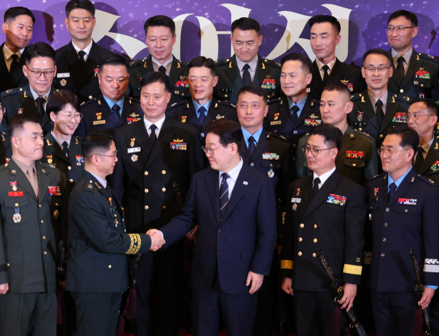 이재명 대통령이 6일 청와대 영빈관에서 열린 2026년 준장 진급 장성 삼정검 수여식에서 기념촬영을 마친 뒤 진급자들과 악수하고 있다. 연합뉴스